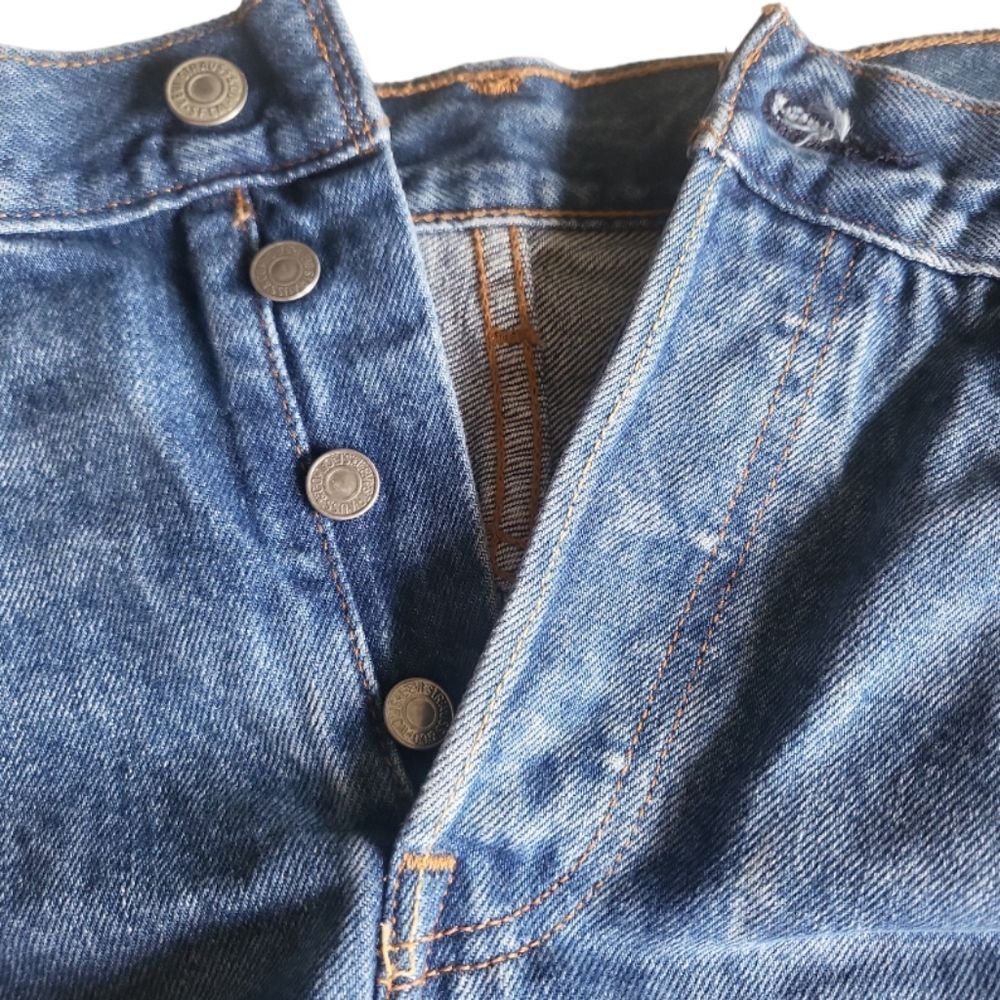 LEVI'S‎ 4-Button Fly Blue Denim Jean Fray Hem Shorts Size 29w - Picture 2 of 4